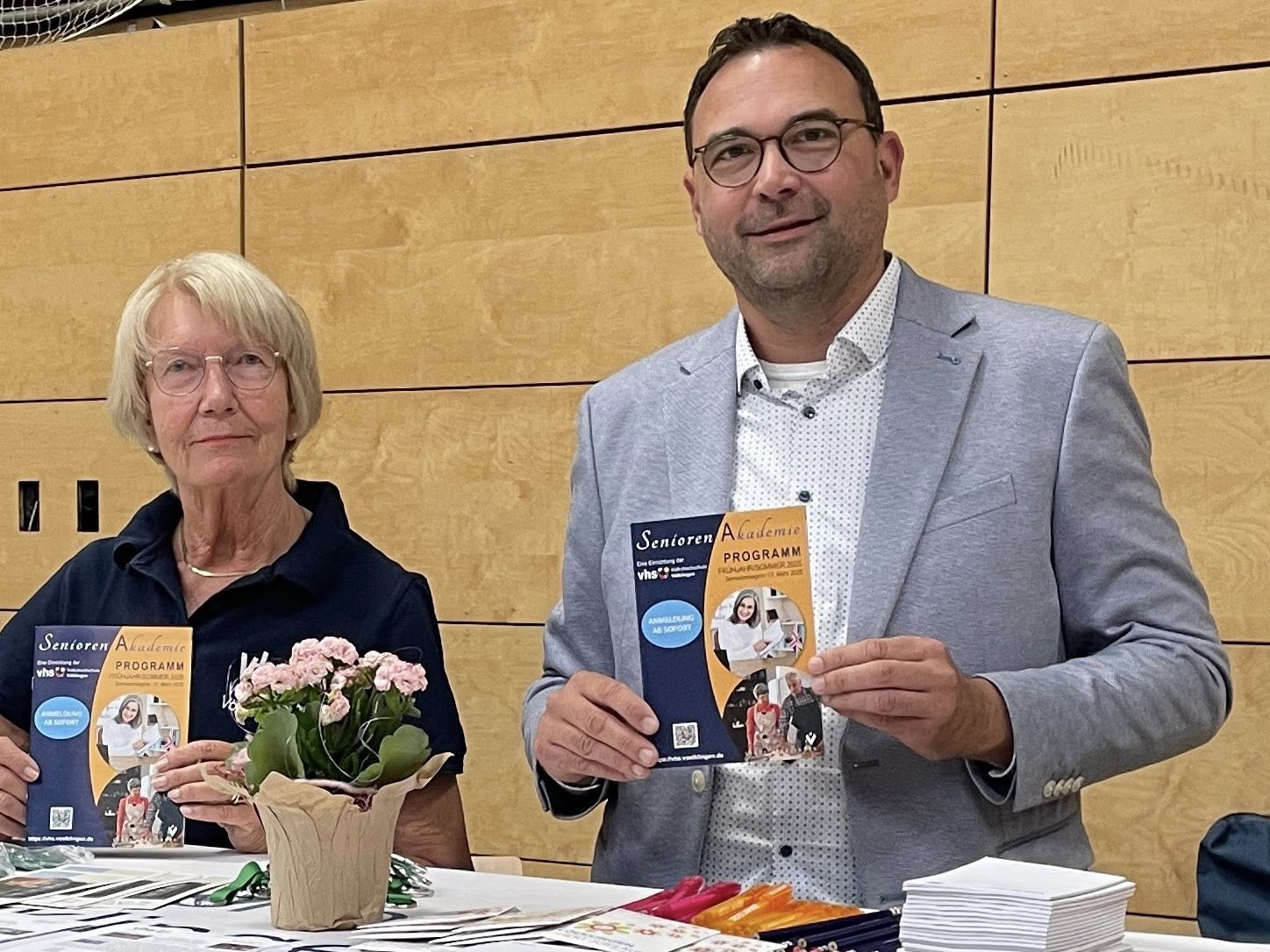 Öffnet die Seite 'Völklinger Seniorenmesse: VHS Völklingen mit dabei' Leiterin der VHS-Seniorenakademie Christine Olbert mit VHS-Direktor Lars Hüsslein